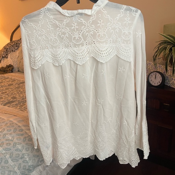 Single Thread Eyelet Top - Picture 5 of 10